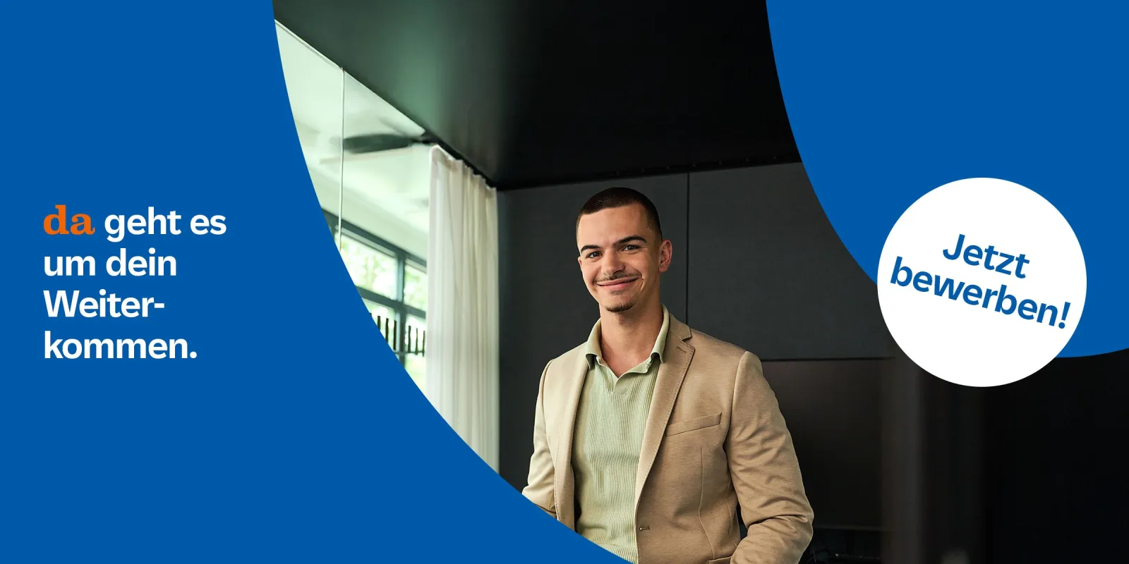 Ein Mann in beiger Jacke und hellgrünem Hemd sitzt vor dunklem Hintergrund neben einem Fenster mit weißen Vorhängen, daneben ein weißer Kreis mit dem Text 'Jetzt bewerben!' und der Schriftzug 'da geht es um dein Weiterkommen.'