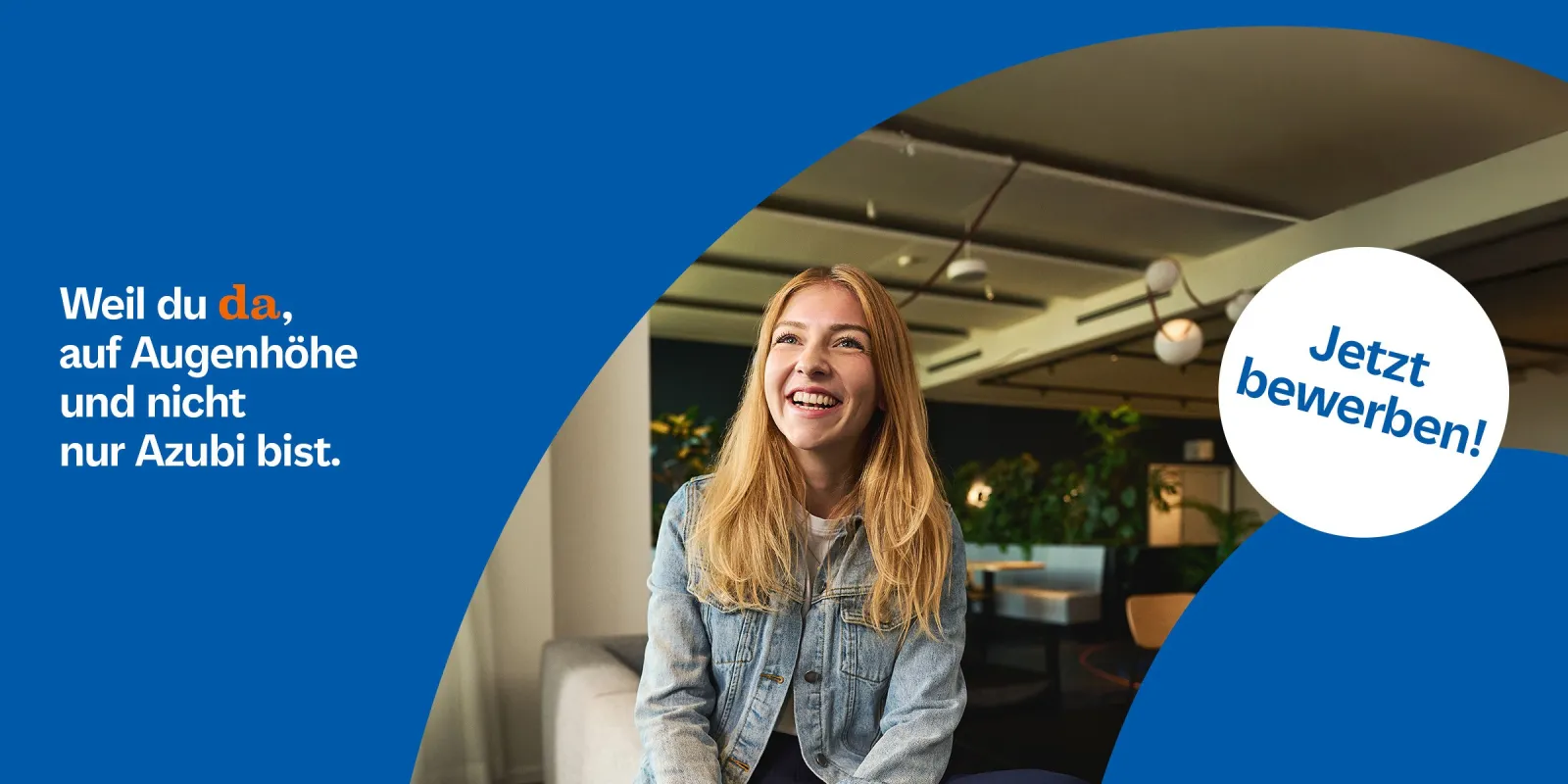 Lachende Teenagerin, auf blauer Fläche steht 