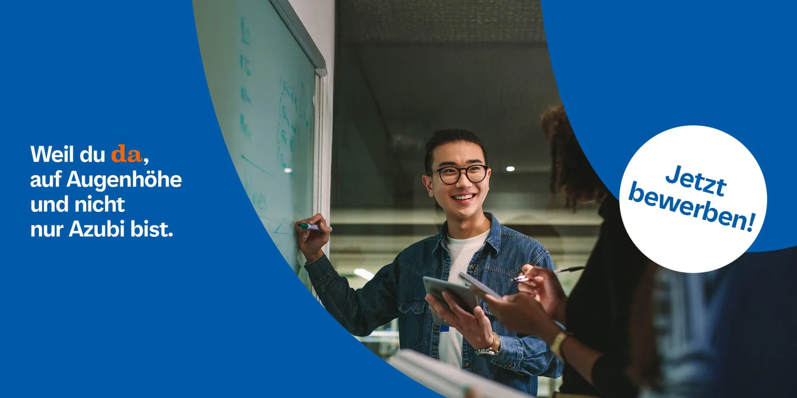 Ein Mann stehen vor einer Glaswand mit Notizen, auf einem blauen Bereich steht der Text 'Jetzt bewerben!'
