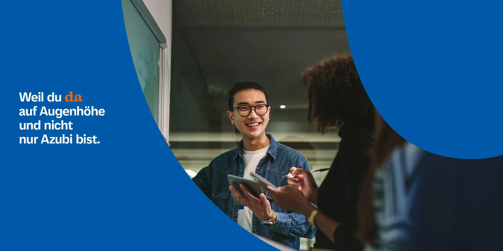 Ein Mann stehen vor einer Glaswand mit Notizen, auf einem blauen Bereich steht der Text 'Jetzt bewerben!'