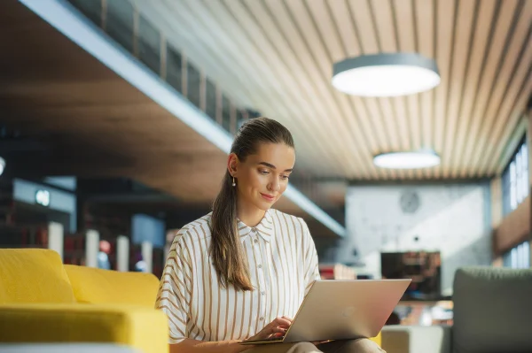 Junge Frau arbeitet an ihrem Laptop