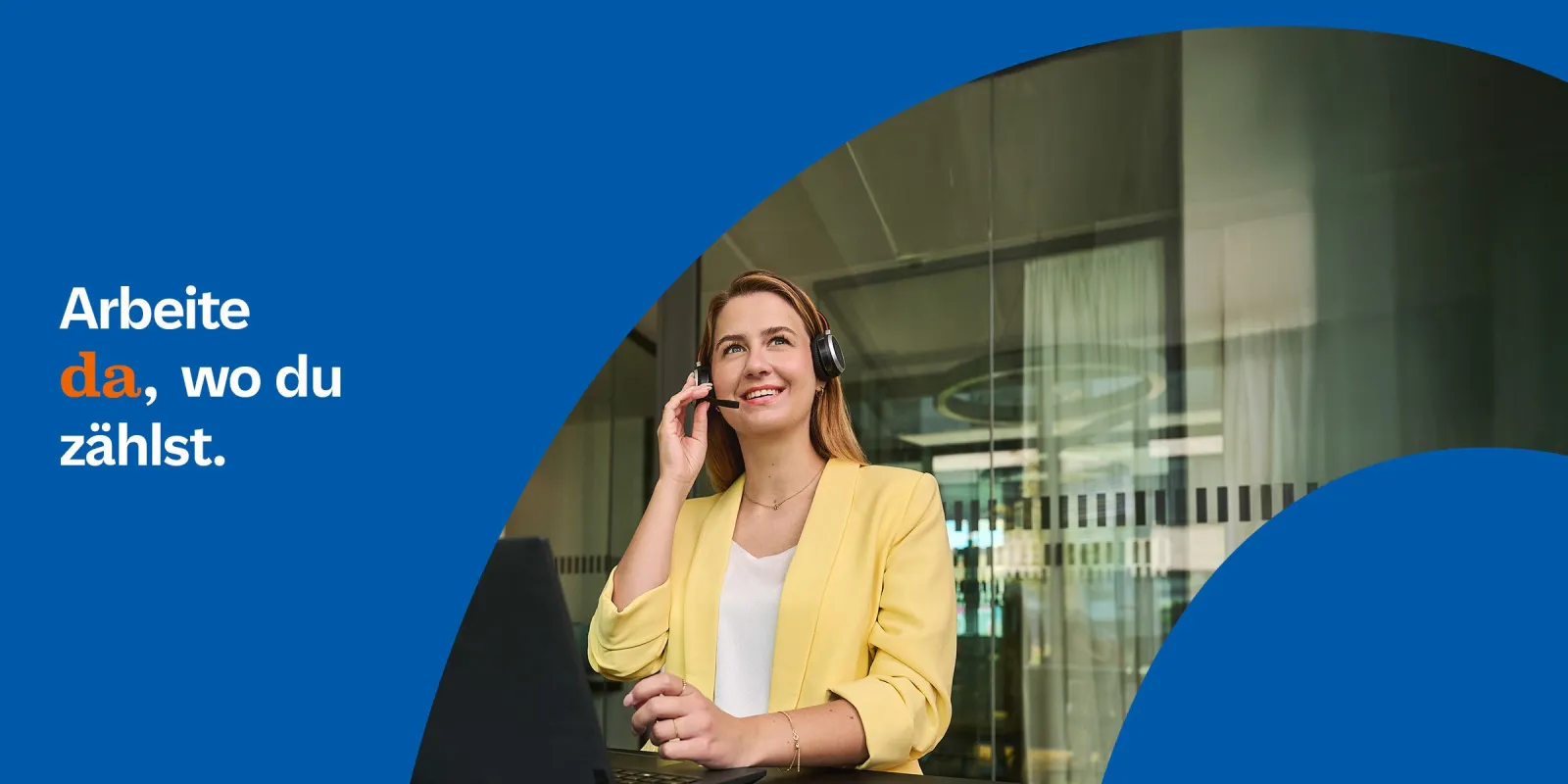   Frau mit gelbem Blazer sitzt vor Laptop und spricht mit Headset in modernem Büro, auf einem blauen Bereich steht der Text 'Jetzt bewerben!'