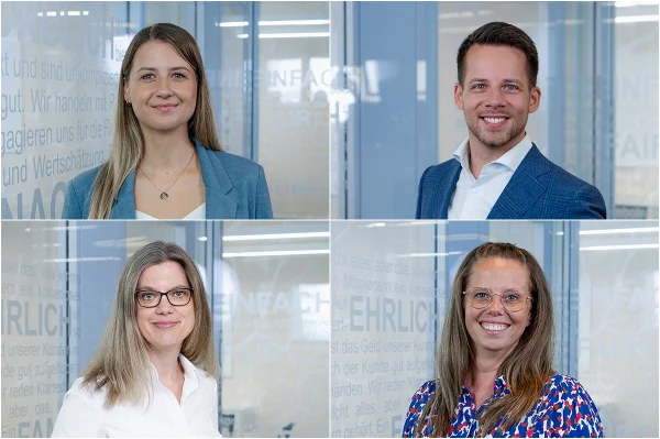 Vier Personen in Businesskleidung vor einer Glaswand mit Text im Hintergrund