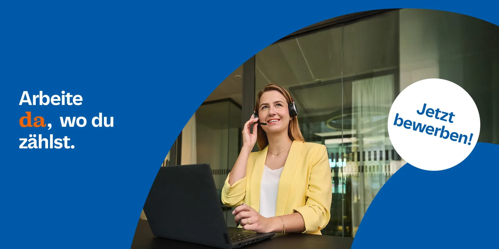   Frau mit gelbem Blazer sitzt vor Laptop und spricht mit Headset in modernem Büro, auf einem blauen Bereich steht der Text 'Jetzt bewerben!'