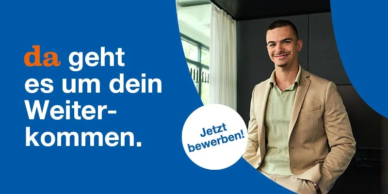 Ein Mann in beiger Jacke und hellgrünem Hemd sitzt vor dunklem Hintergrund neben einem Fenster mit weißen Vorhängen, daneben ein weißer Kreis mit dem Text 'Jetzt bewerben!' und der Schriftzug 'da geht es um dein Weiterkommen.'