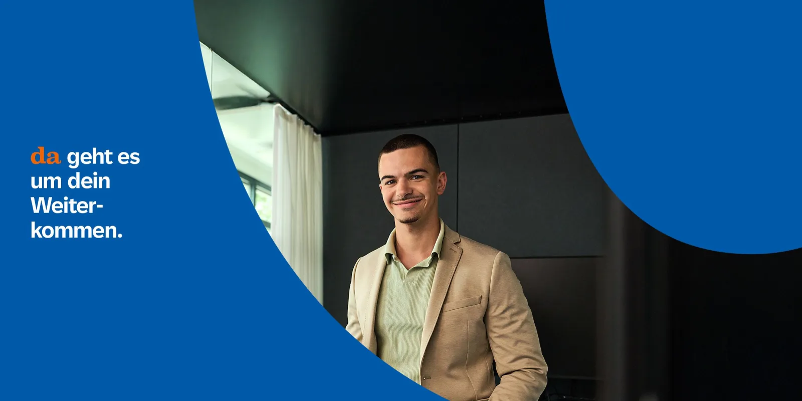 Ein Mann in beiger Jacke und hellgrünem Hemd sitzt vor dunklem Hintergrund neben einem Fenster mit weißen Vorhängen, daneben ein weißer Kreis mit dem Text 'Jetzt bewerben!' und der Schriftzug 'da geht es um dein Weiterkommen.'
