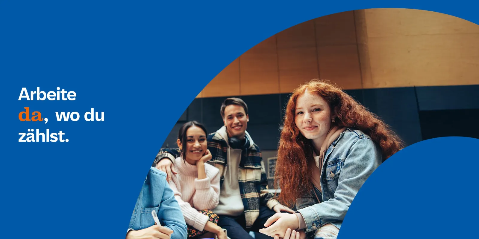 Eine Gruppe junger Erwachsener schaut in die Kamera, daneben steht auf einer blauen Fläche: 